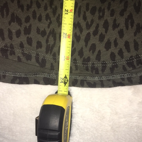 LOFT Green Leopard Print T-Shirt Size M - Picture 5 of 7